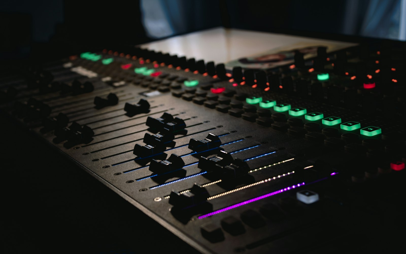 Sound mixing console